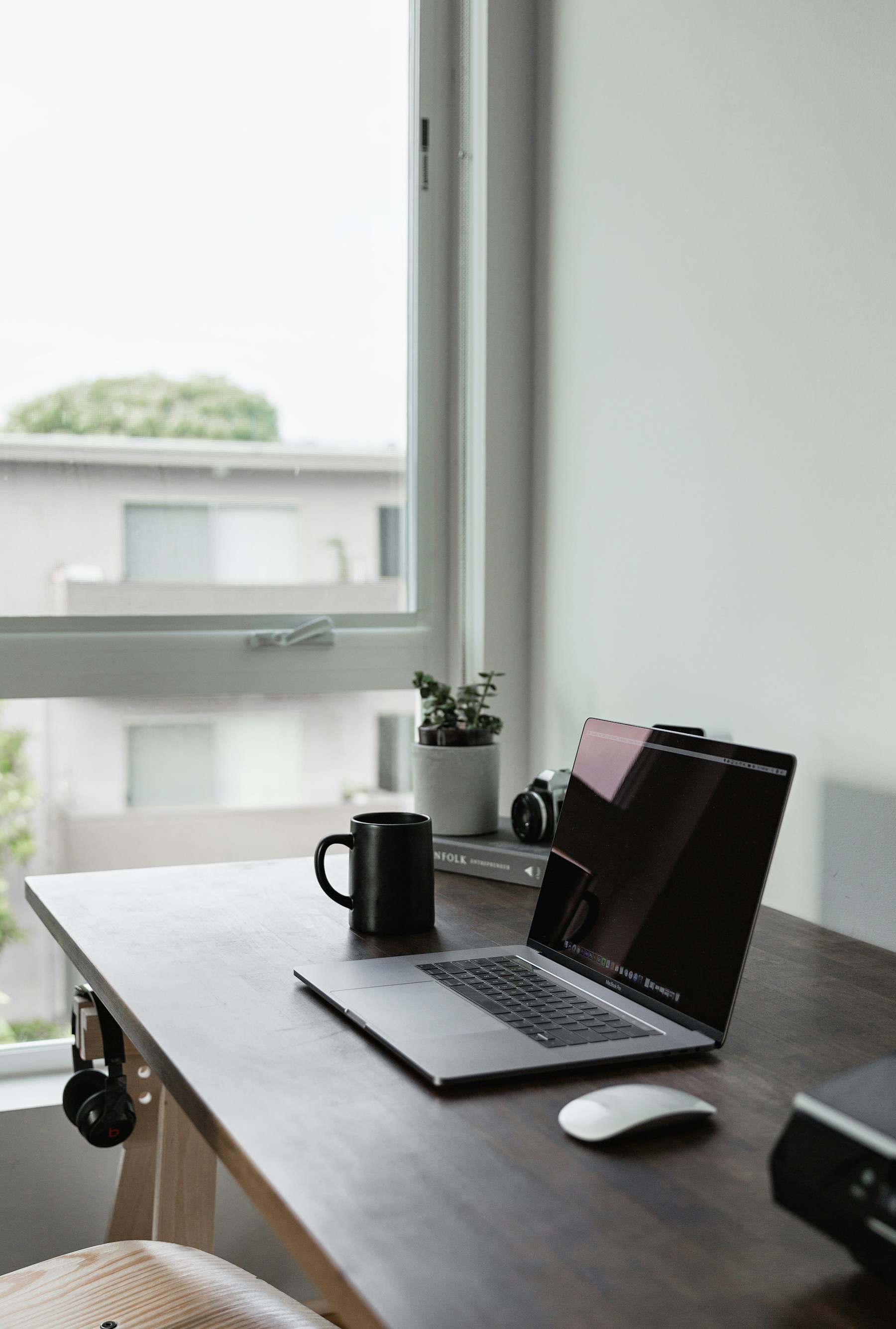 Quiet desk with a laptop, used as an editorial planning image